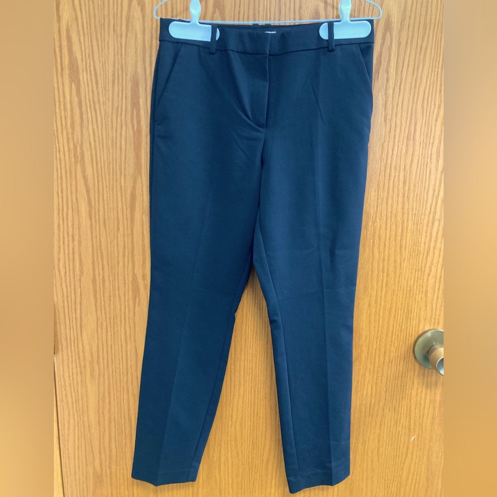 Women’s size 6 black ankle length straight H&M trousers